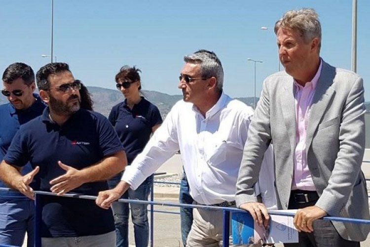 Εύσημα του εκπροσώπου της Ευρωπαϊκής Επιτροπής, Willibrordus Sluijters, στην Περιφερειακή Αρχή, για την ολοκλήρωση και λειτουργία του Φράγματος Γαδουρά