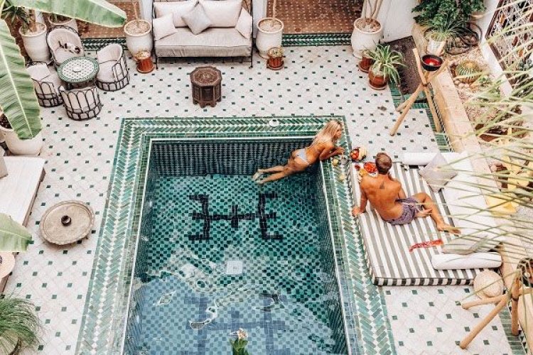 Μην μπαίνετε σε πισίνα αν φοράτε αντηλιακό – Κίνδυνος υγείας από ουσία που αντιδράει στο χλώριο!