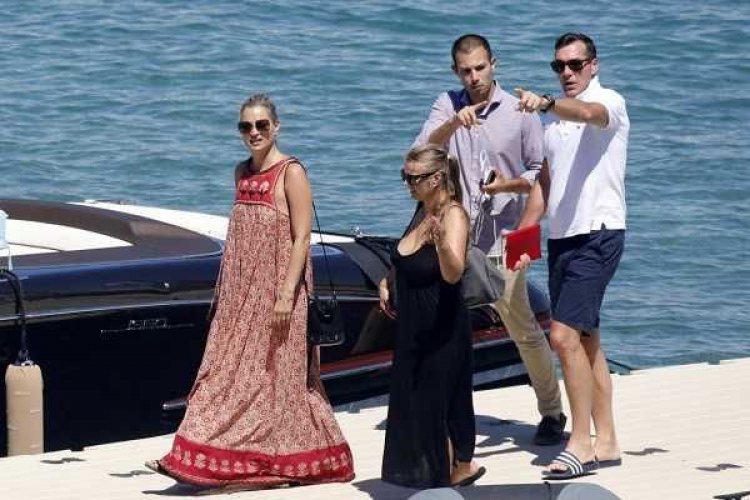 Kate Moss: Η άφιξη με σκάφος στη Μύκονο!! [pics]