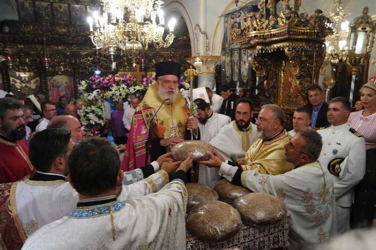 Οι Μυκόνιοι της πίστεως και των παραδόσεων τίμησαν την προστάτιδα τους Παναγία Τουρλιανή στην ομώνυμη Ιερά Μονή της Άνω Μεράς Μυκόνου [pics+videos]