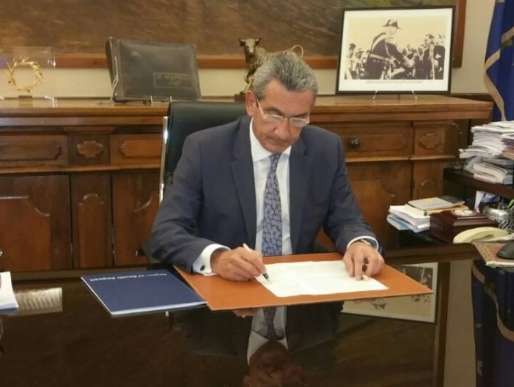 Συντήρηση-καθαρισμός τάφρων επαρχιακού οδικού δικτύου Πάρου