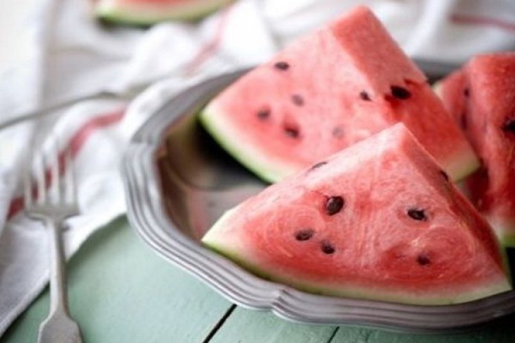 Πανέξυπνο κόλπο  για να κόψετε καρπούζι… θα σας ενθουσιάσει!!! (Video)