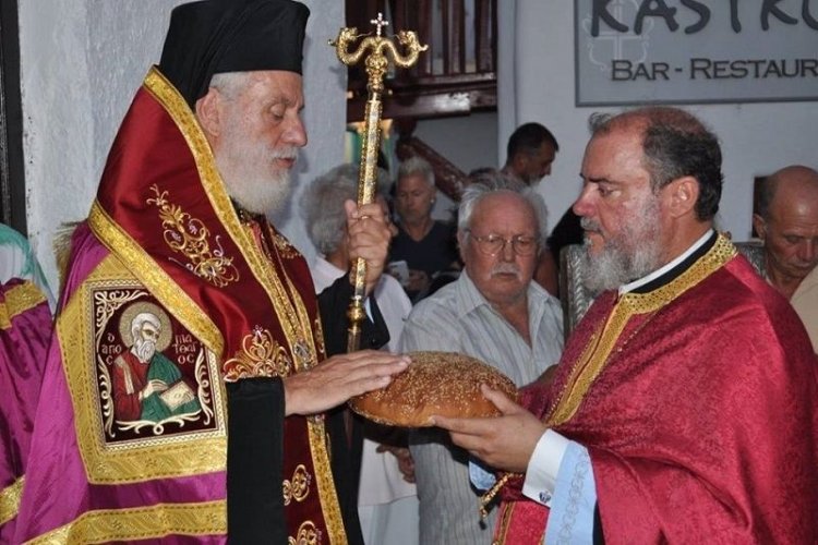 Αρχιερατικός Εσπερινός στην Αχειροποίητη Παραπορτιανή Μυκόνου