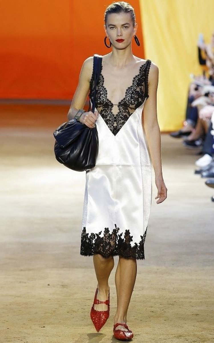 Slip Dress!! 5 tips για να το φορέσετε Έξυπνα!!