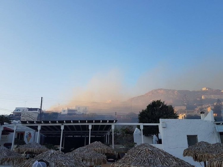 Τέθηκε υπό έλεγχο η φωτιά στον Άγιο Στέφανο Μυκόνου
