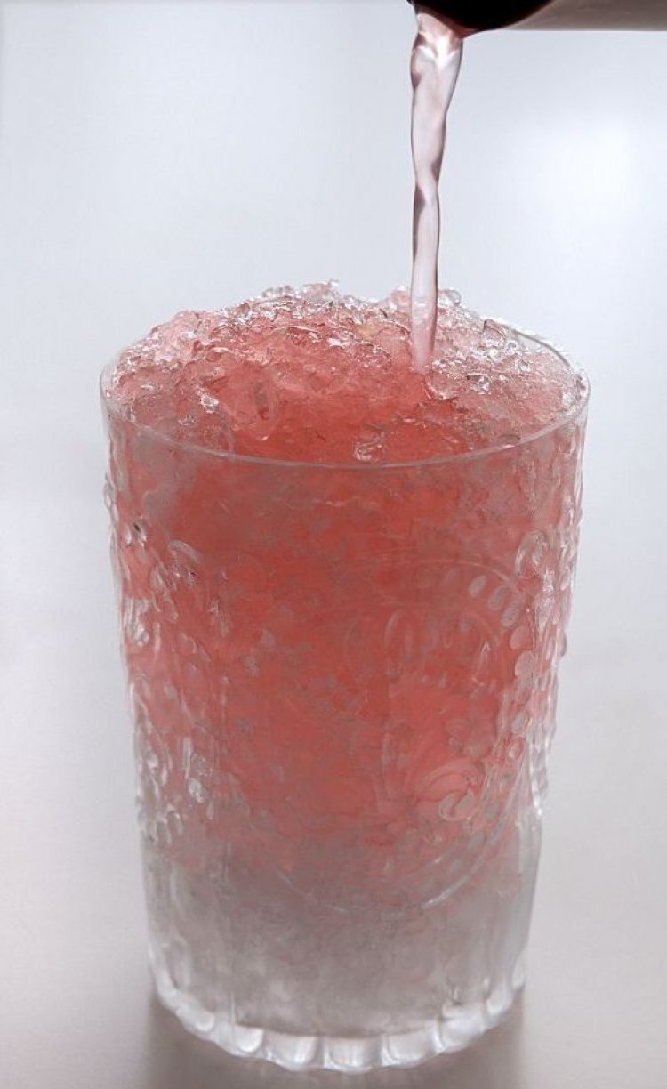 Πώς να ανοίξετε ένα κουνημένο κουτάκι αναψυκτικού, χωρίς να γίνετε χάλια!! (Video)