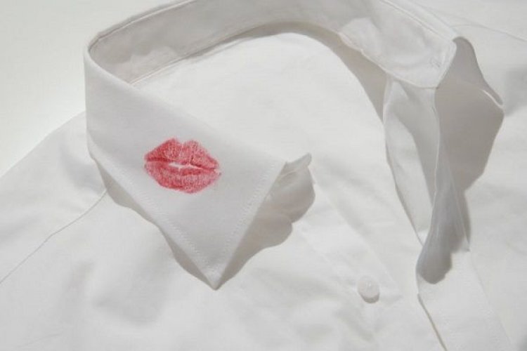 Πώς να βγάλετε το κραγιόν από τα ρούχα σας!!