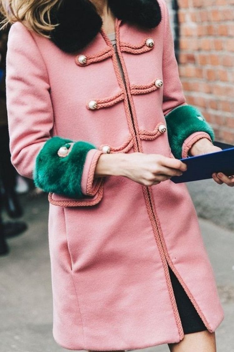 Ροζ παλτό, είναι το απόλυτο κομμάτι!! Θα το τολμούσατε?