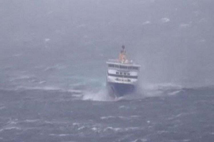 Μεταξύ Μυκόνου και Τήνου τεράστια κύματα «καταπίνουν» το Blue Star Paros!! Video που προκαλεί δέος και τρόμο!!