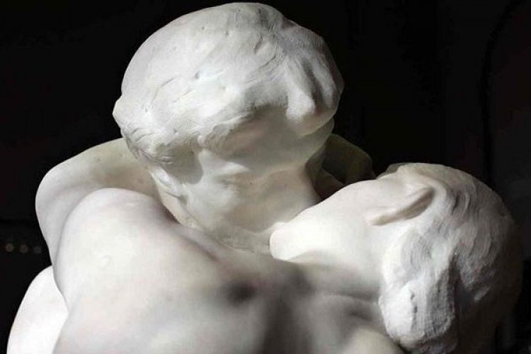 Η ιστορία του πιο διάσημου φιλιού στον κόσμο!!