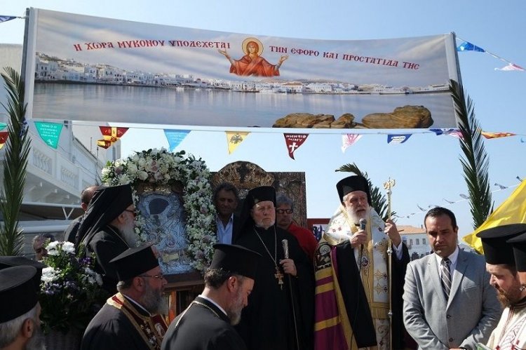 Ηλιόλουστη και Ανθόεσσα η Μύκονος δέχθηκε την ευλογία της Παναγίας Τουρλιανής (εικόνες + videos)