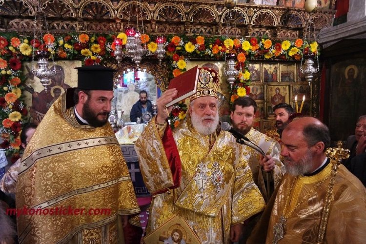 Άξιος!!! Οι Μυκονιάτες επεφήμησαν για τη χειροτονία του, τον νέο Παπά-Γιώργη τους στην Μεγάλη Παναγιά (εικόνες+videos)