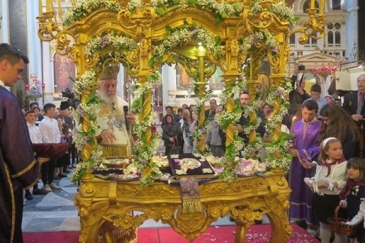 Γιατί οι πιστοί περνούν κάτω από τον Επιτάφιο