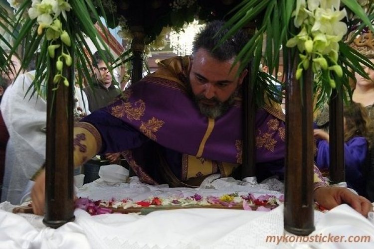 Η Ακολουθία των Μεγάλων Βασιλικών Ωρών και της Αποκαθήλωσης στην Αγία Κυριακή Μυκόνου (Εικόνες+videos)