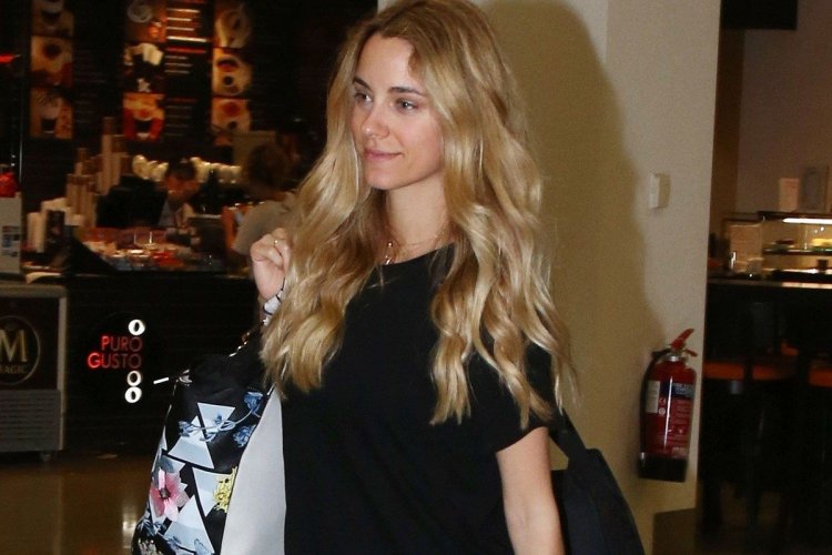 Αεροδρόμιο Μυκόνου: H εγκυμονούσα Δούκισσα Νομικού με sporty look!! Η πιο fit μαμά!! [pics]