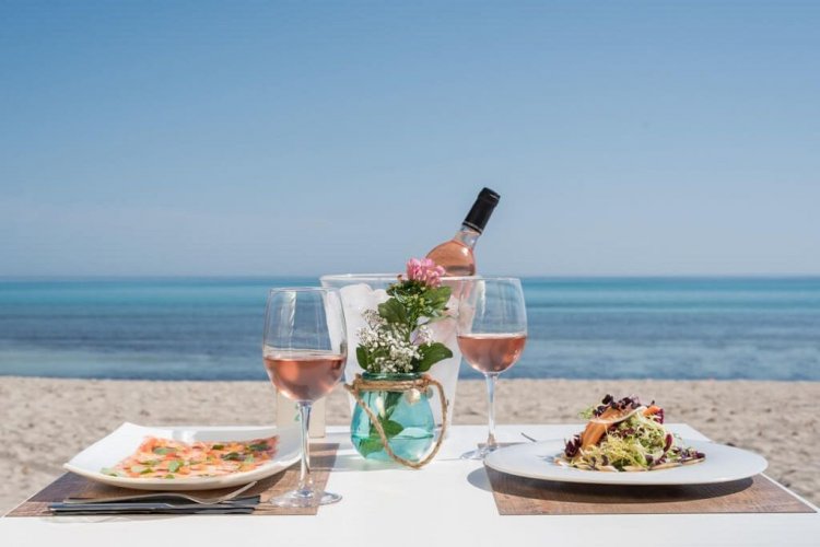 ΓΣΕΒΕΕ: Άμεση και συνολική μείωση ΦΠΑ στην εστίαση