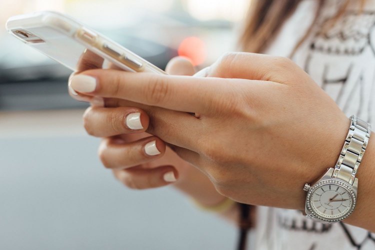 Μειώνονται οι χρεώσεις για καταναλωτές σε κλήσεις εντός Ε.Ε.