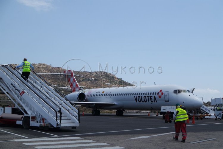 Μύκονος: Οι επιβάτες της Volotea ειδοποιήθηκαν ότι δεν θα πετάξουν για Αθήνα αλλά θα βάλουν ρότα για Πειραιά με πλοίο της γραμμής!