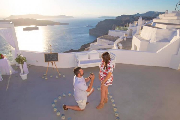 H Σαντορίνη έχει γίνει ο απόλυτος προορισμός για προγαμιαίες φωτογραφίσεις