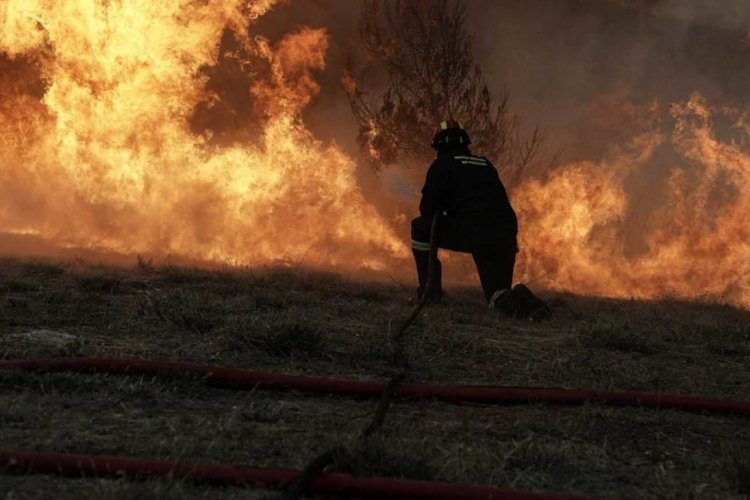 Σε «κόκκινο» συναγερμό οι Κυκλάδες σήμερα Σάββατο για ακραίο κίνδυνο πυρκαγιών (Χάρτης)