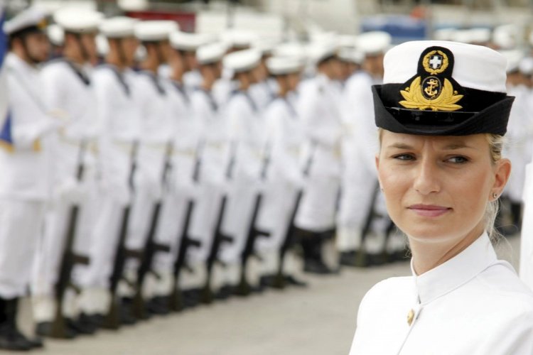 Κίνητρο η μειωμένη θητεία για όσους υπηρετήσουν πριν τις σπουδές τους, "Εθελοντική" στράτευση γυναικών με Μπόνους