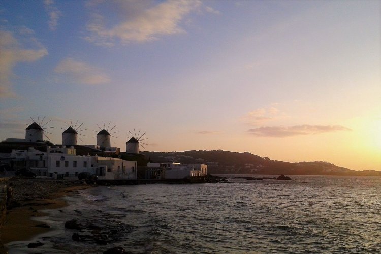 Η Μύκονος στην πρώτη γραμμή των «επιλογών», τον πρώτο μήνα του Φθινοπώρου και την επιβατική κίνηση εσωτερικού