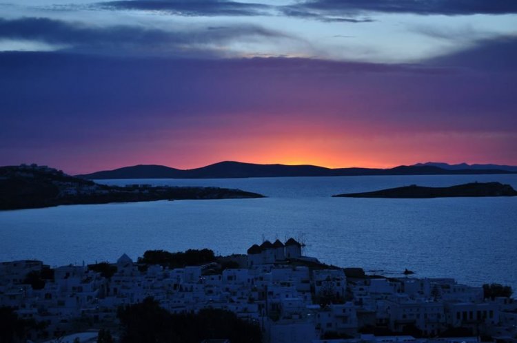 Mykonos: When nature does wonders on the island of winds!! Amazing sunset photos!!