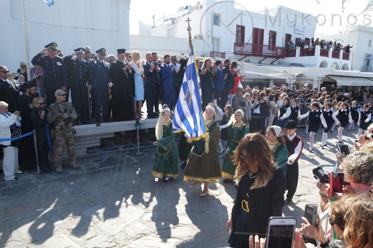 Με τη μαθητική παρέλαση κορυφώθηκαν στην Μύκονο, οι εκδηλώσεις για το Έπος του 1940 [Εικόνες+Video]
