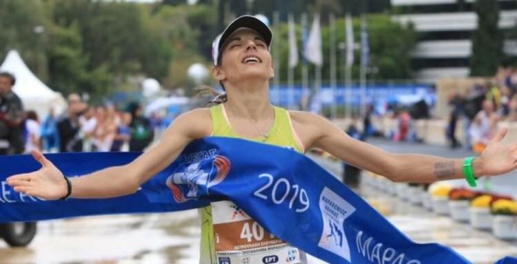 Η Ελευθερία Πετρουλάκη του Α.Ο. Μυκόνου πρώτη στον Αυθεντικό Μαραθώνιο και πρωταθλήτρια Ελλάδος (video)