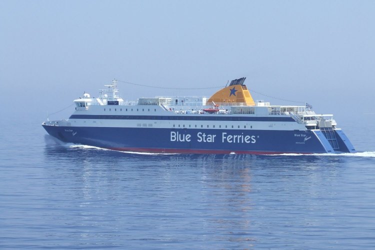 Πρόσκρουση και εισροή υδάτων στο Βlue Star Naxos, λόγω των κακών καιρικών συνθηκών