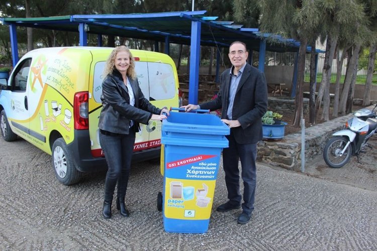 Παραδόθηκαν κάδοι ανακύκλωσης στο σχολικό συγκρότημα της Ποσειδωνίας Σύρου
