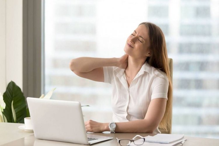 Αυχενικό, επακόλουθο της καθιστικής εργασίας!! 10 tips για την πρόληψη & την αντιμετώπιση!!