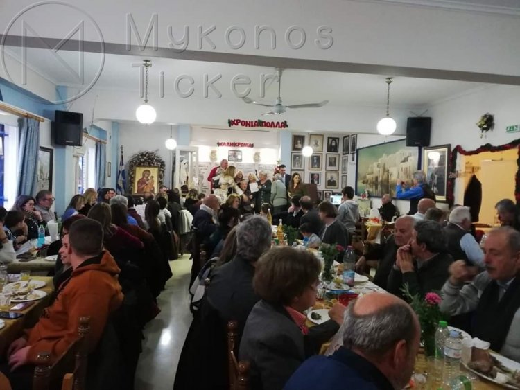 Η Αδελφότητα Ανωμεριτών υποδέχτηκε το νέο έτος με πρωτοχρονιάτικα έθιμα της Μυκόνου, γλέντι και χορό