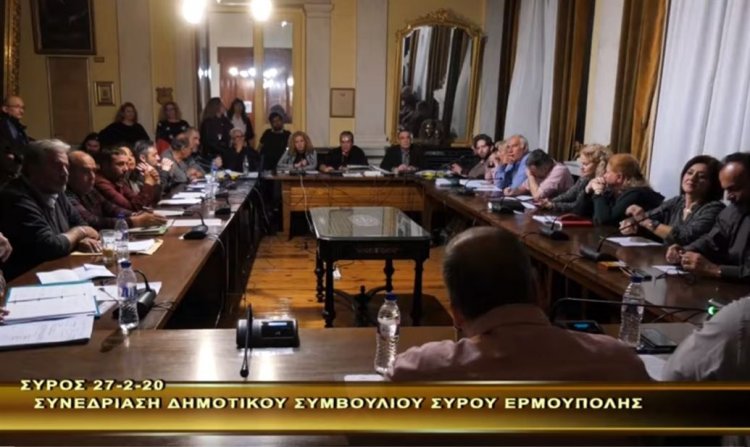 Στη Σύρο το καρναβάλι συνεχίζεται απτόητο, παρά τις απαγορεύσεις, με μπροστάρηδες τους «καρνάβαλους» της Δημοτικής Αρχής (video)