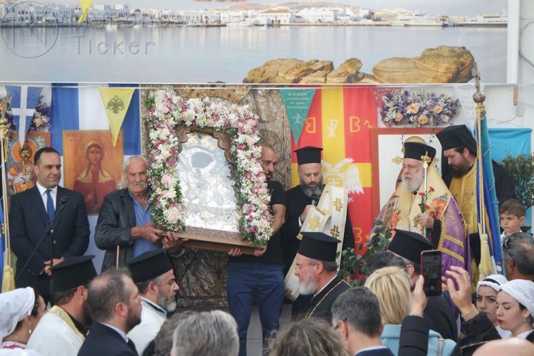 Ηλιόλουστη και Ανθόεσσα η Μύκονος δέχθηκε την ευλογία της Παναγίας Τουρλιανής [Εικόνες + Videos]