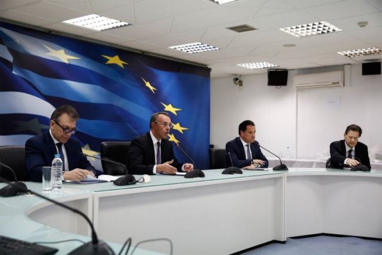 Coronavirus: Ακέραιο το Δώρο Πάσχα - Τρίμηνη αναστολή δόσεων  σε τράπεζες και επίδομα 800 ευρώ σε 1,4 εκατ. εργαζόμενους