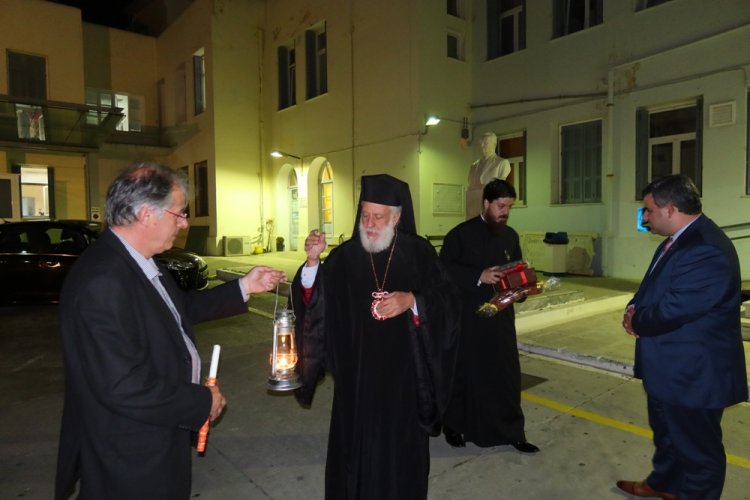 His Eminence Dorotheos B’: Ο Σεβασμιώτατος Δωρόθεος Β’ μετέφερε απόψε το Άγιο Φως στο Βαρδάκειο και Πρώιο Γενικό Νοσοκομείο Σύρου