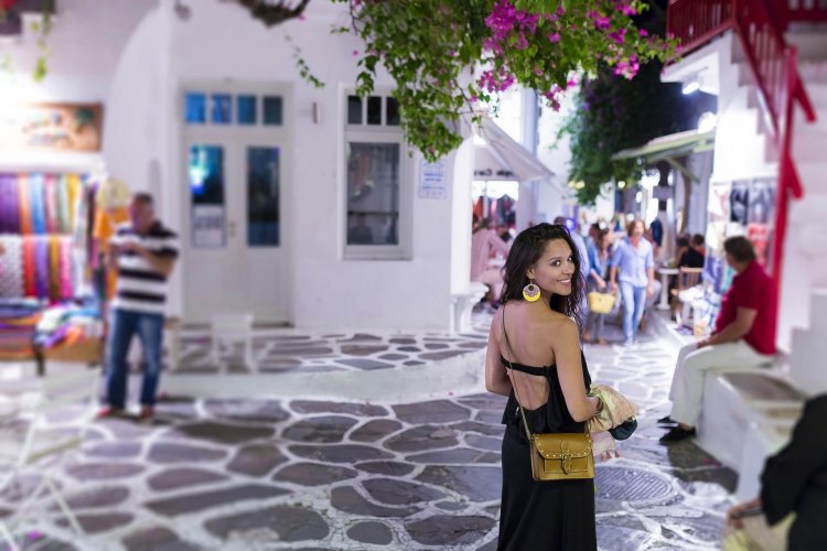 Coronavirus & fashion: Οι κανόνες για ρούχα, παπούτσια και τσάντες !! Πώς θα δοκιμάζουμε ρούχα; Τα μέτρα που θα ισχύουν στα καταστήματα!!