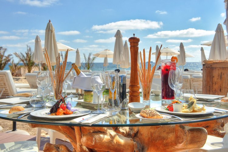 Coronavirus Restaurants: Γιατί η πεντάμηνη μείωση του ΦΠΑ στην εστίαση δεν θα κάνει τη διαφορά