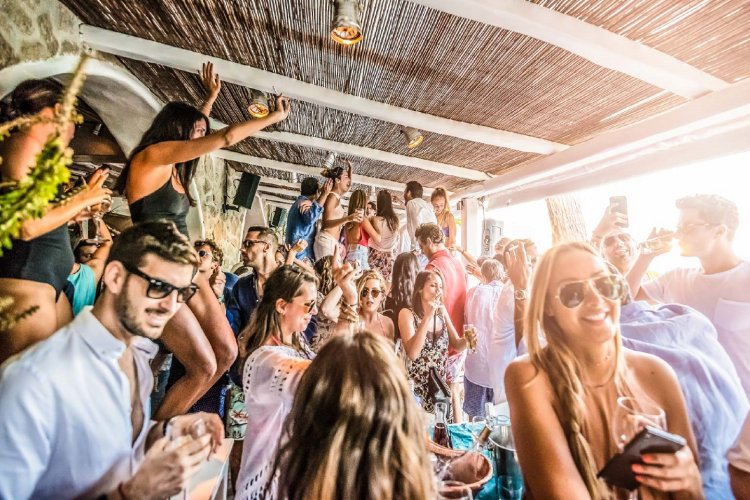 Coronavirus – Reopen Beaches: Ανατροπή για οργανωμένες παραλίες: Επιτρέπεται από σήμερα αλκοόλ και μουσική [Video]