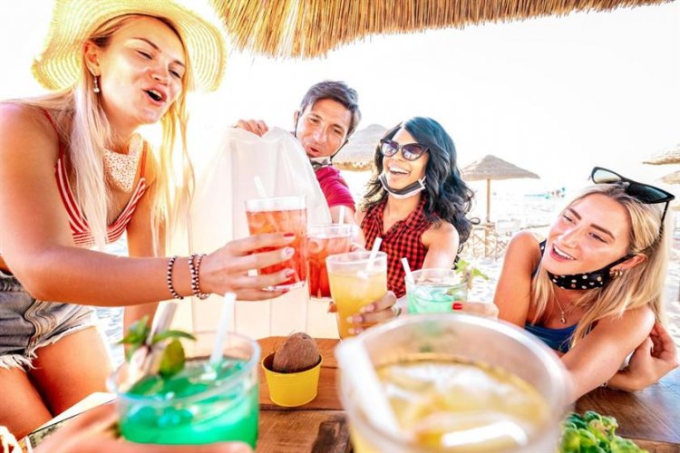 Coronavirus Measures: Ακυρώθηκε η ΔΕΘ - Στις 12 το βράδυ θα κλείνουν τα Bar & Restaurants σε Μύκονο, Πάρο, Σαντορίνη, Ρόδο και άλλες 11 περιοχές