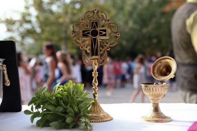 Starting the New School Year: Αγιασμός ανά... τάξη και μέτρα προστασίας [Έγγραφο]