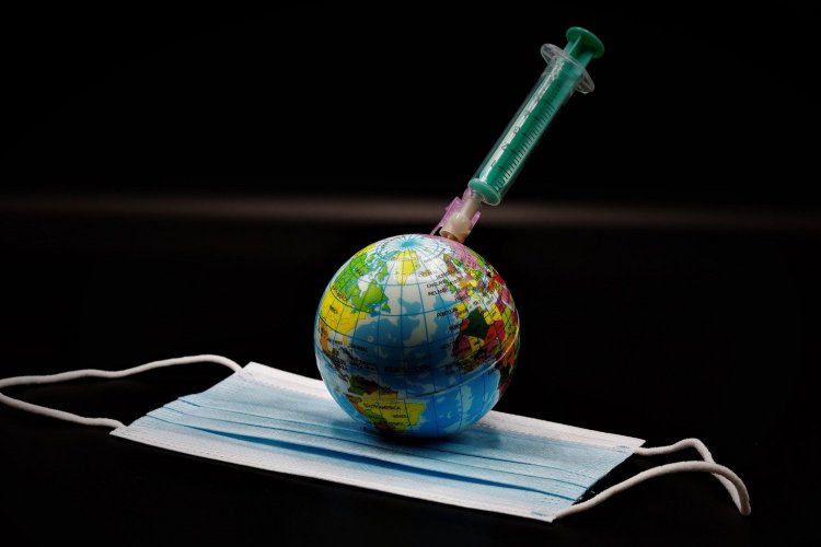 Coronavirus Vaccine - BBC: «Ένα αποτελεσματικό εμβόλιο κατά του κορωνοϊού δεν θα επαναφέρει τη ζωή στην κανονικότητα, τουλάχιστον αυτήν την άνοιξη»