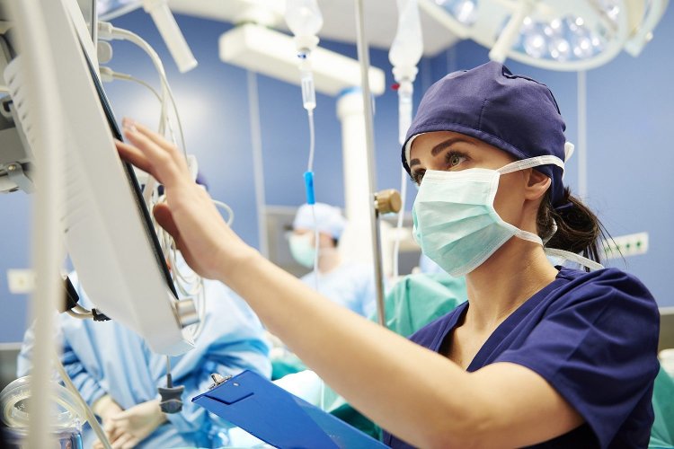 Coronavirus disease - ICUs: Άμεση πρόσληψη 300 μόνιμων γιατρών στις ΜΕΘ