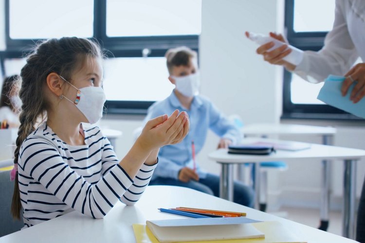 Reopening of Schools: Πιθανόν να ανοίξουν τα σχολεία πριν τις γιορτές!! Σενάριο περικοπής των διακοπών των Χριστουγέννων για τους μαθητές!!