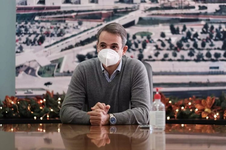 PM Mitsotakis: “Πολύ πιο περιορισμένα Χριστούγεννα φέτος, άντε και με μία οικογένεια ακόμα”