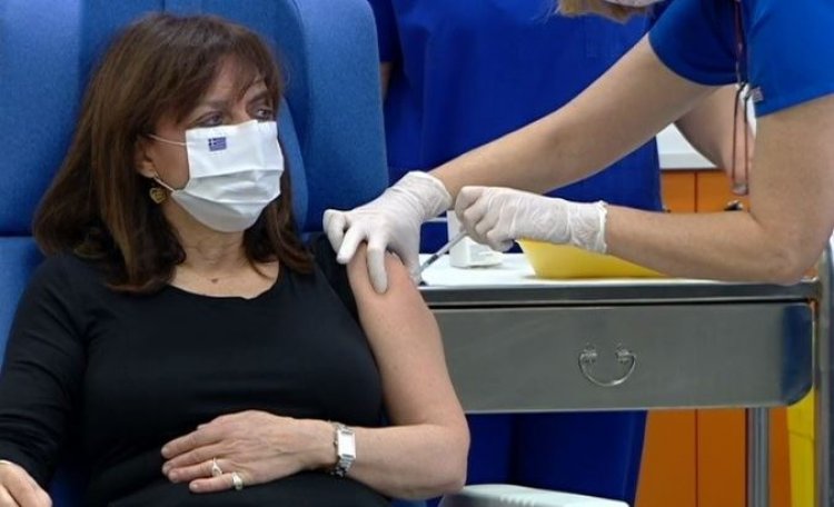 Coronavirus Vaccination: Εμβολιάστηκε η ΠτΔ Κατερίνα Σακελλαροπούλου