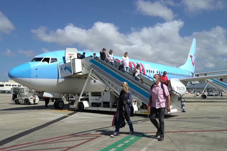 Tourism season 2021 - Βloomberg : Η TUI "ποντάρει" στον εμβολιασμό στη Βρετανία για να σώσει το καλοκαίρι