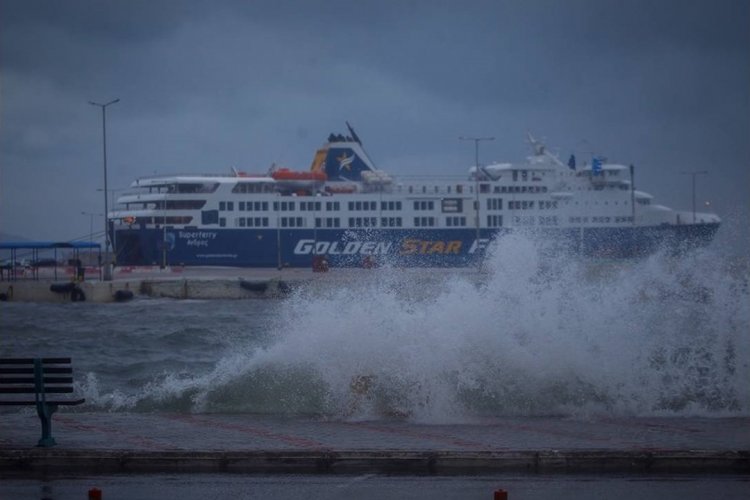 Ferry Routes – Sailing ban: Σε ισχύ είναι το απαγορευτικό απόπλου από Πειραιά και Ραφήνας, λόγω των θυελλωδών ανέμων έως 10 μποφόρ
