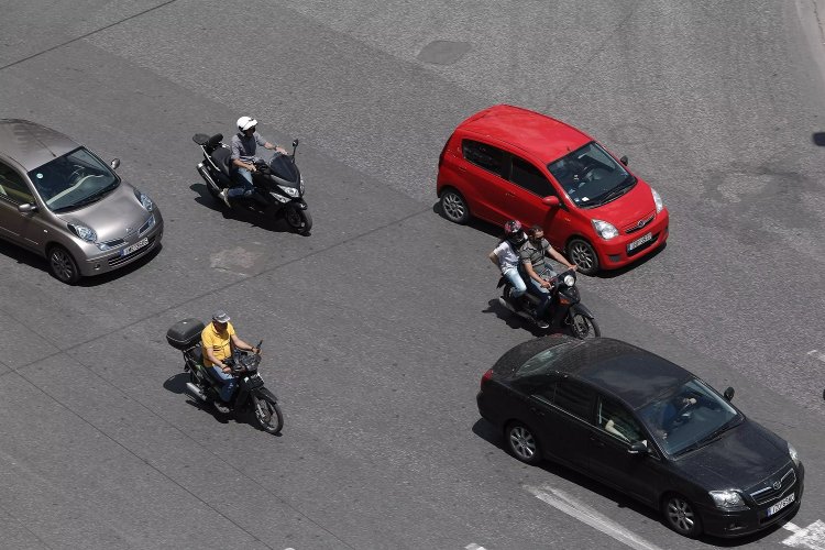 Driving License: Ποιοι θα μπορούν να οδηγούν μηχανή και ΙΧ με ένα Δίπλωμα Οδήγησης - Δικαιολογητικά & Παράβολα